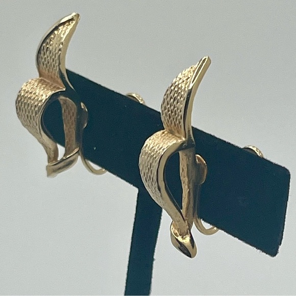 Coro vintage gold tone screw back earrings - Picture 1 of 9